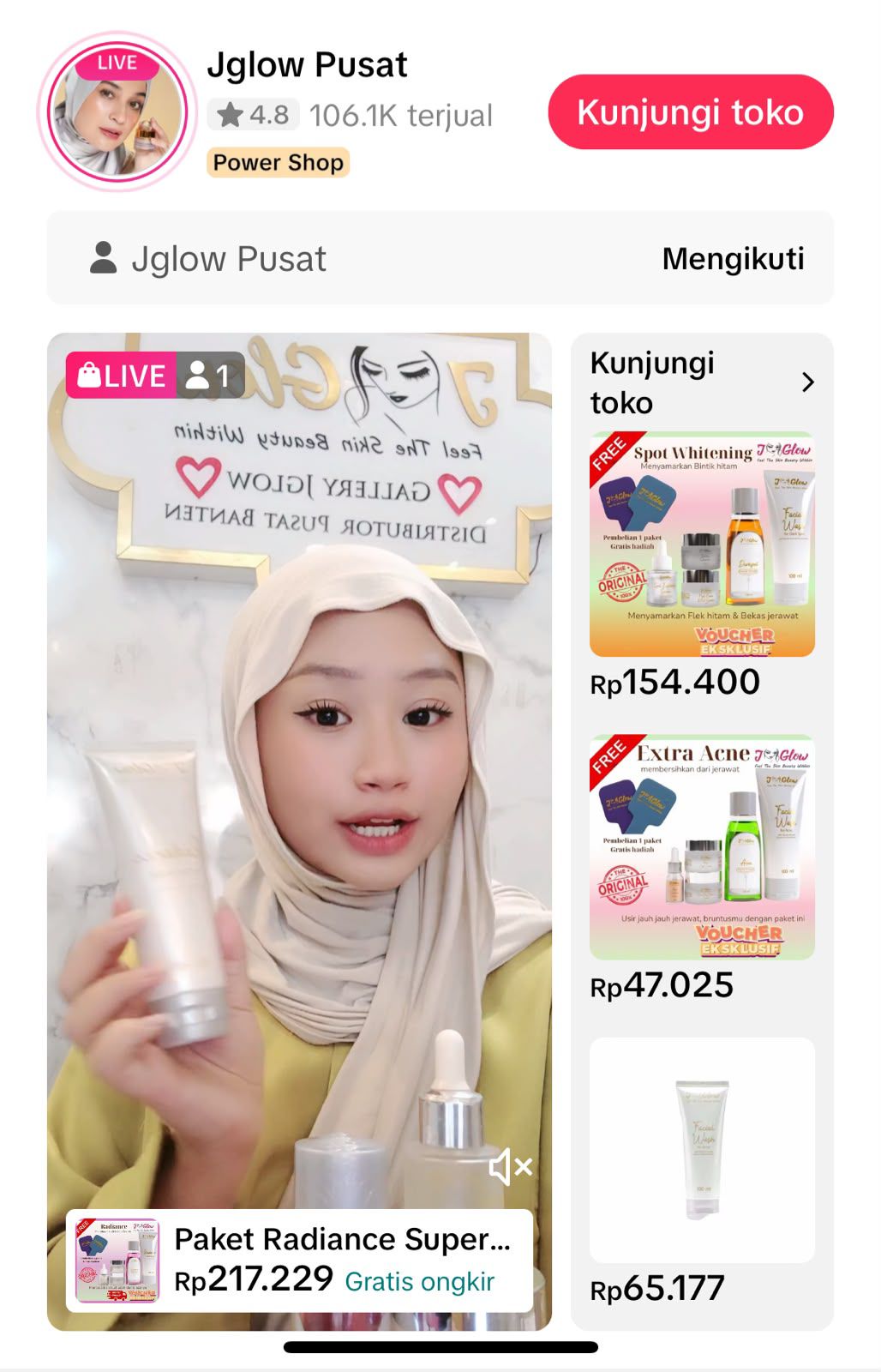 Tim content creator atau public relations sedang membuat konten digital perusahaan