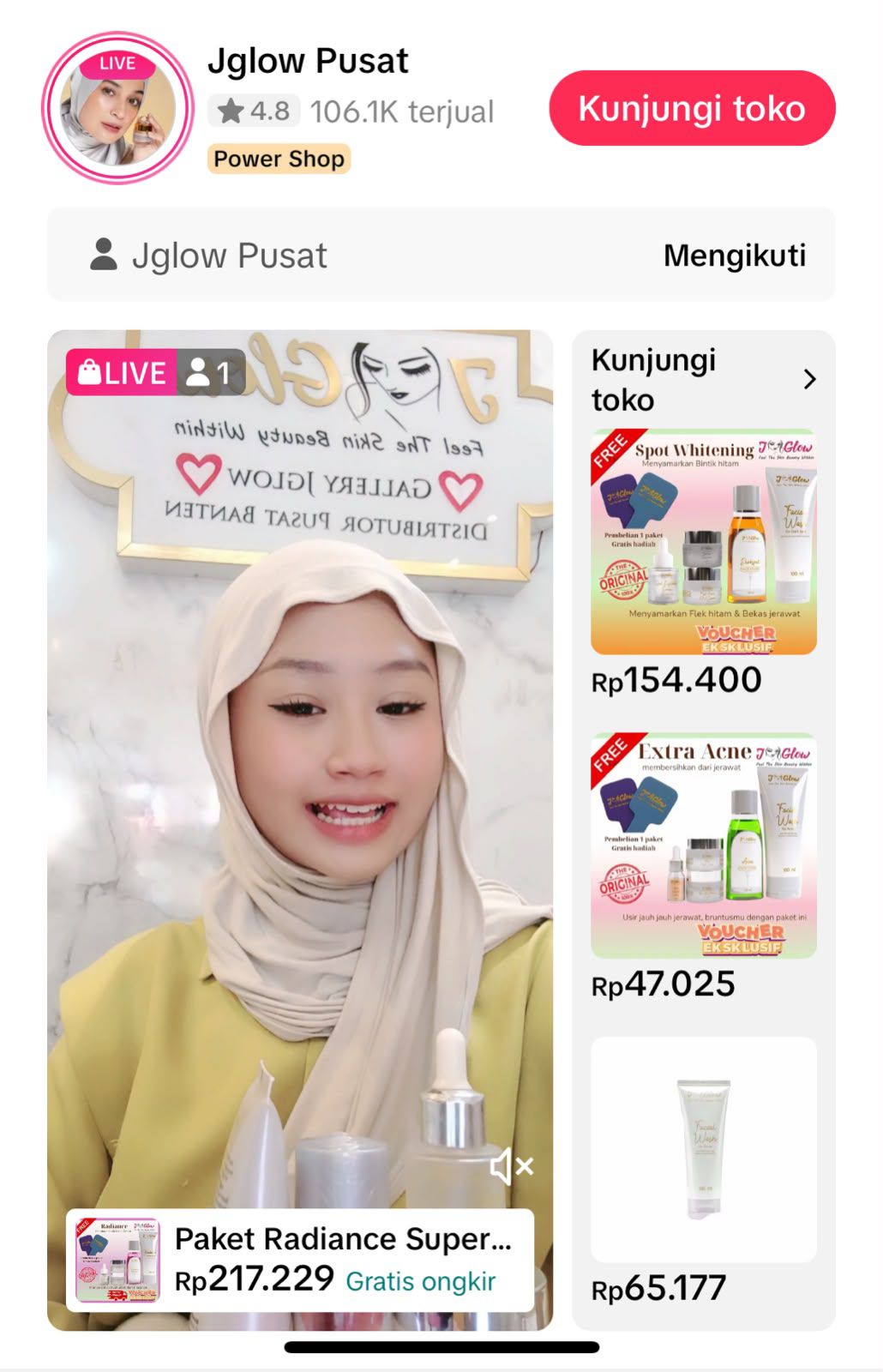 Tim content creator atau public relations sedang membuat konten digital perusahaan
